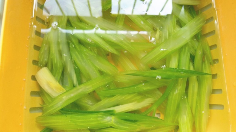 虾皮拌芹菜,捞出过凉水后在过一次凉开水。,