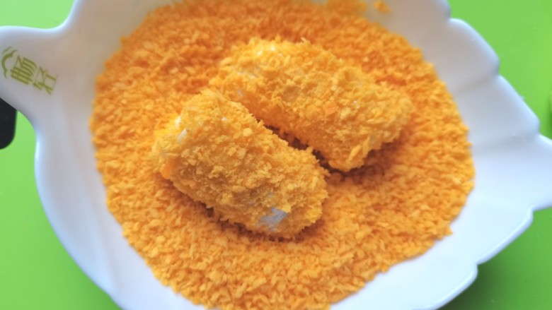 酥炸香蕉,裹上面包糠