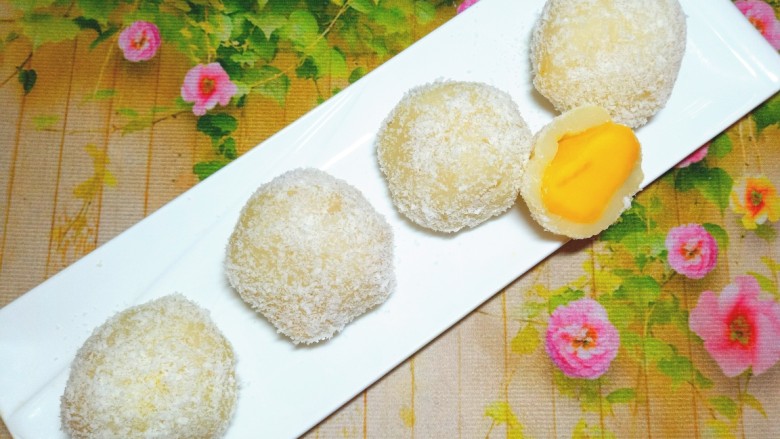 芒果檽米糍,摆入盘中,切开皮薄果肉大