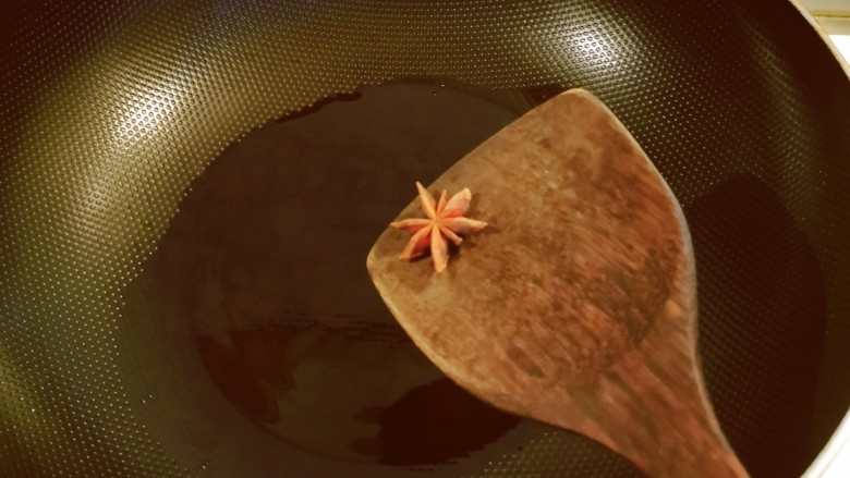 韭菜豆腐,起油锅放入食用油,油热后放入<a style='color:red;display:inline-block;' href='/shicai/ 695'>八角</a>炒出香味。