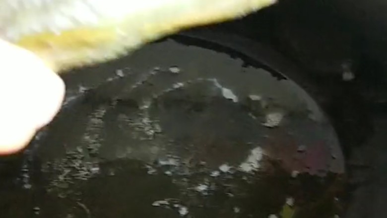 糖醋草鱼,,锅中倒入适量油烧热。