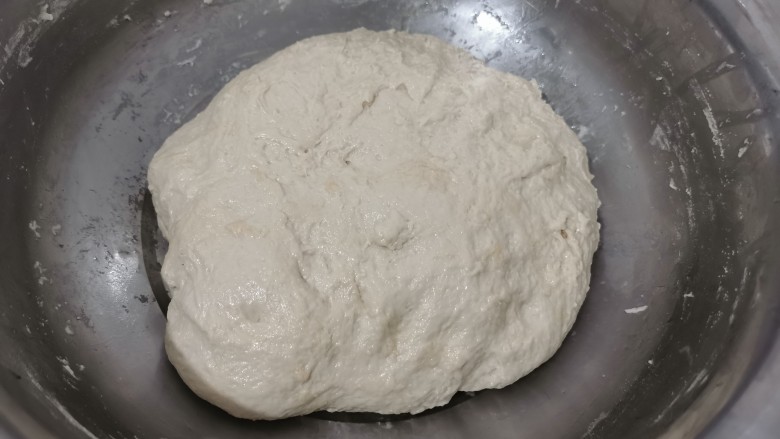 洋葱肉包,手上抹点油防止粘连,揣成软面团,醒发至两倍大