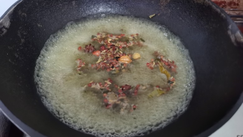 洋葱肉包,加入清水里煮至沸锅,将大料过滤弃之,留下大料水放凉备用