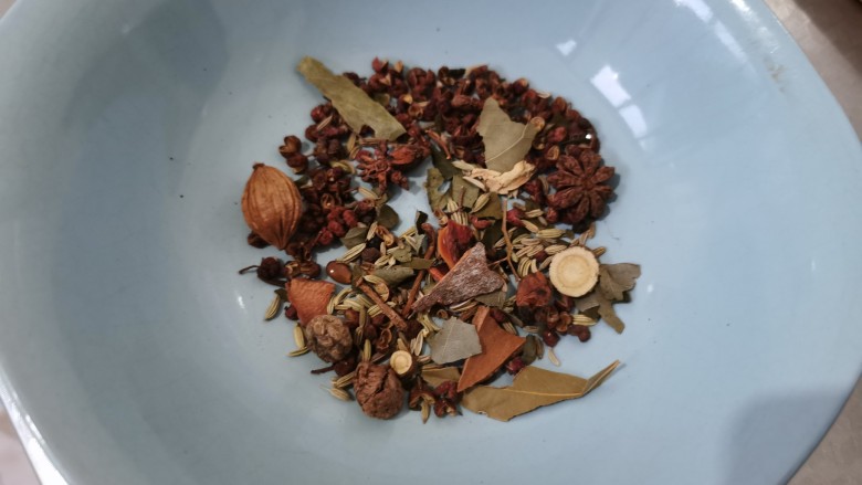 洋葱肉包,准备大料:花椒,八角,桂皮,香叶、草果小茴香,没有量,每样少来一些