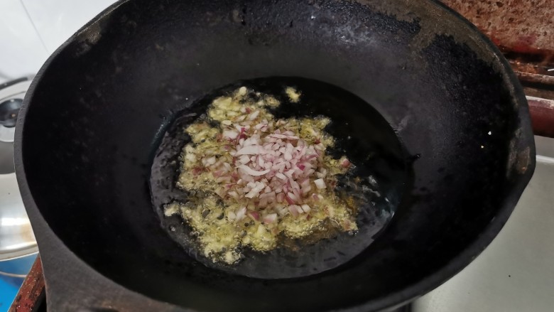 洋葱肉包,起锅烧油,放入少许洋葱
