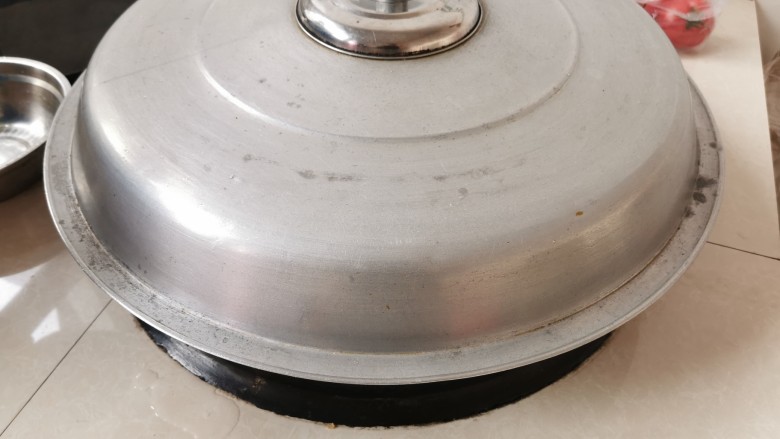 洋葱肉包,开大火蒸12分钟,关火焖3分钟