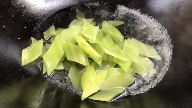 家常炒肉片,莴笋放入开水锅中煮至变色,捞出沥干水分备用