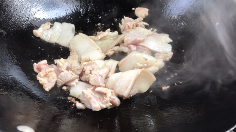 家常炒肉片,起锅放少许油,放入肉片煸出油