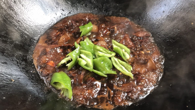 家常炒肉片,加入青椒炒至断生