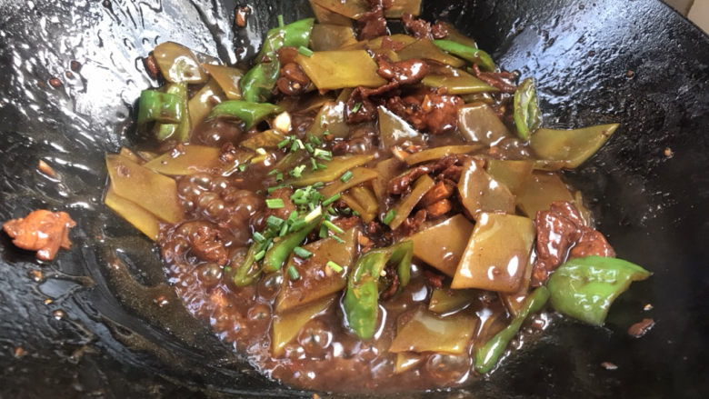 家常炒肉片,撒入葱花和<a style='color:red;display:inline-block;' href='/shicai/ 717'>味精</a>,翻炒均匀即可