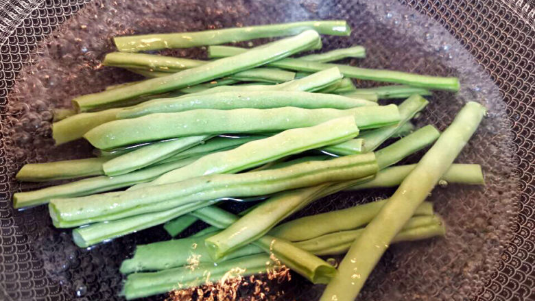 蒜泥拌豆角,水开,放入豆角