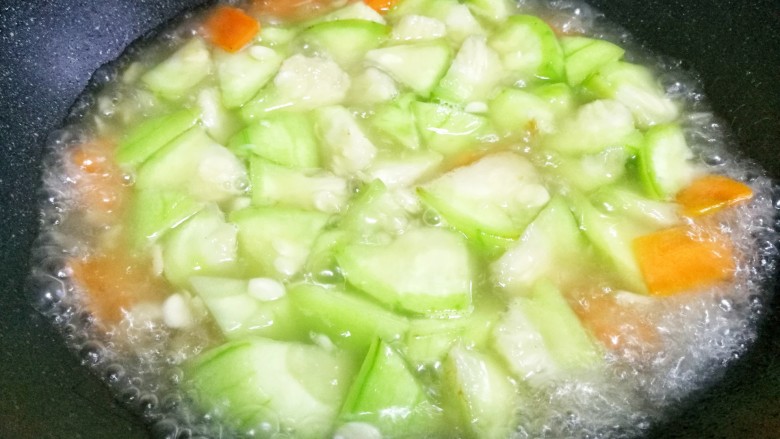 虾皮丝瓜汤,加入一大碗水煮开,