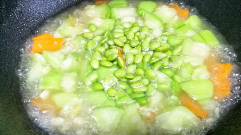 虾皮丝瓜汤,加入毛豆煮一分钟,