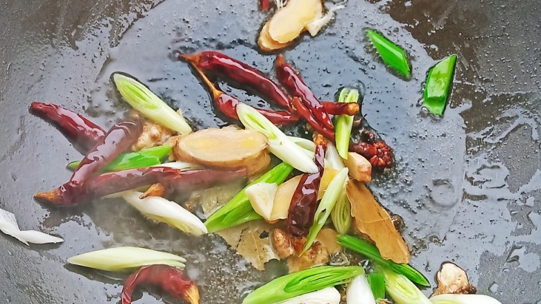 糖醋草鱼,锅中烧油,加入各种调料爆香。