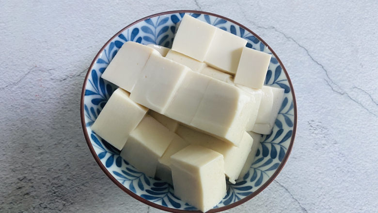 韭菜豆腐,<a style='color:red;display:inline-block;' href='/shicai/ 474'>内酯豆腐</a>清洗一下,切小块