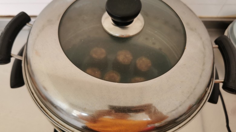 黄瓜酿肉,蒸至冒气后,蒸10分钟