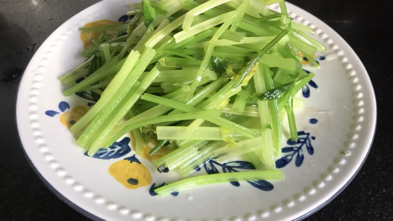 虾皮拌芹菜,芹菜沥干水分,装入盘中