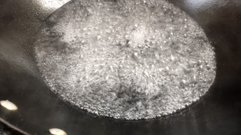 虾皮拌芹菜,锅中烧开水,加入少许盐