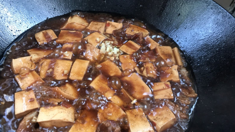 韭菜豆腐,加入姜末拌匀,沸腾后中火烧5分钟左右