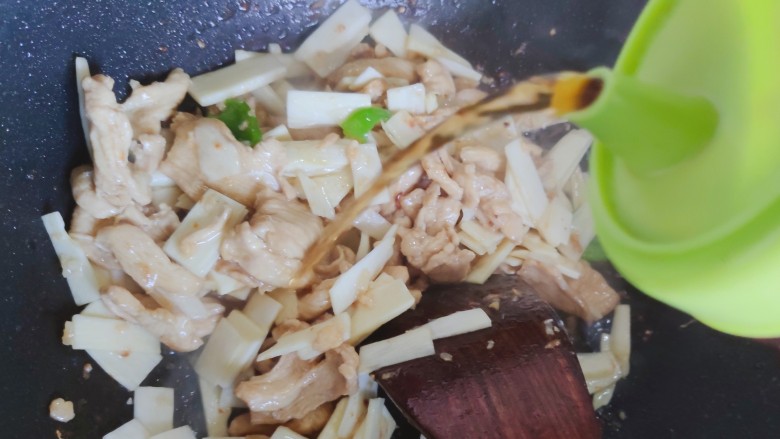 家常炒肉片,加适量料酒