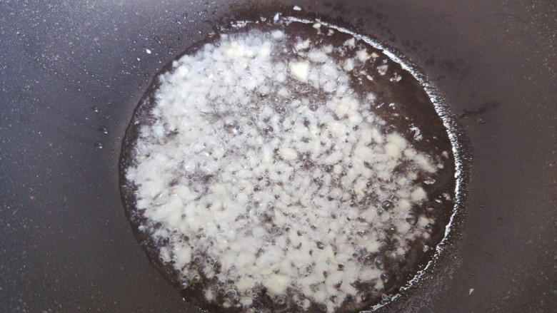 家常炒肉片,待油热,下大蒜末,炒香