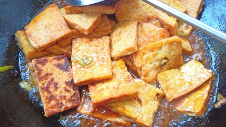 韭菜豆腐,倒入芡汁,汤汁浓稠后