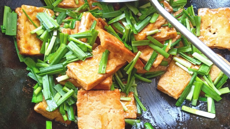 韭菜豆腐,加入韭菜,颠锅使韭菜断生后出锅