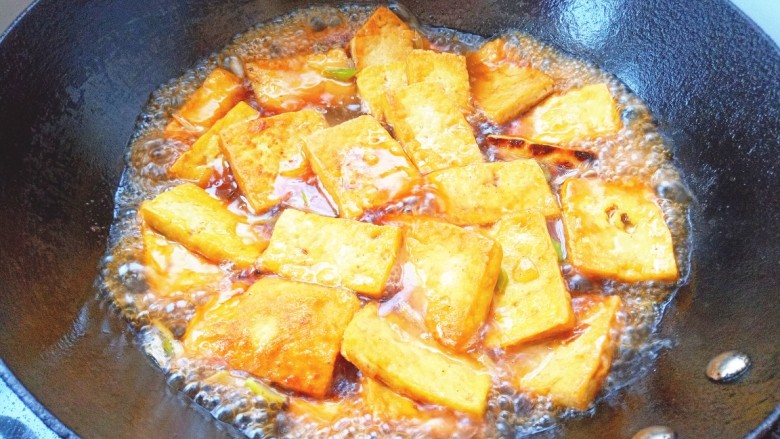 韭菜豆腐,放入豆腐,颠锅让豆腐入味,少焖一会