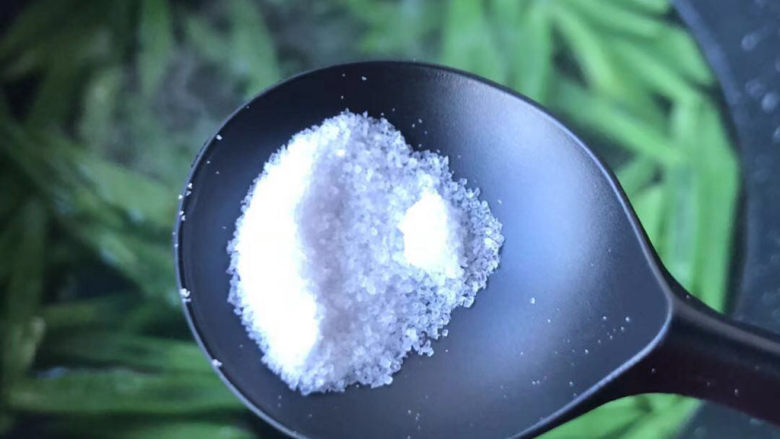 蒜泥拌豆角,放勺盐一起煮。