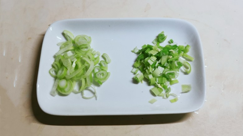 茄汁藕片,<a style='color:red;display:inline-block;' href='/shicai/ 3250'>葱</a>一部分切片,一部分切碎。