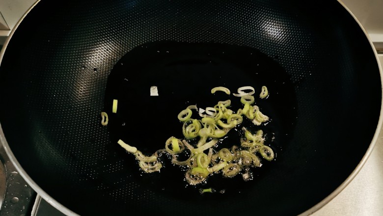 茄汁藕片,起油锅放入食用油,油热后放入葱片炒香。