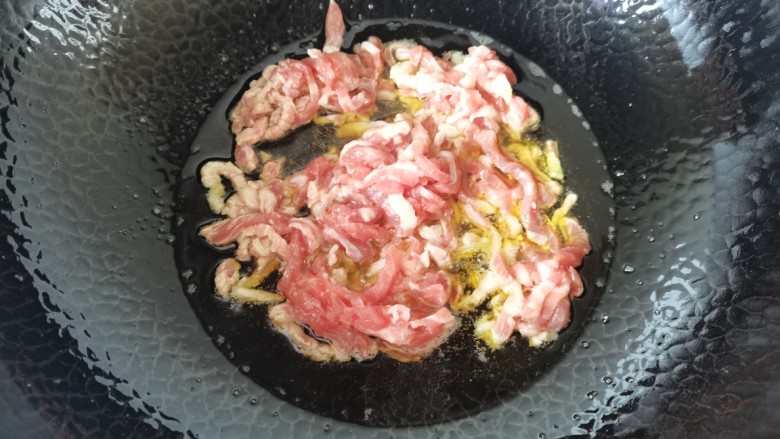 蚕豆炒饭,热锅倒入适量的油,放入肉丝翻炒