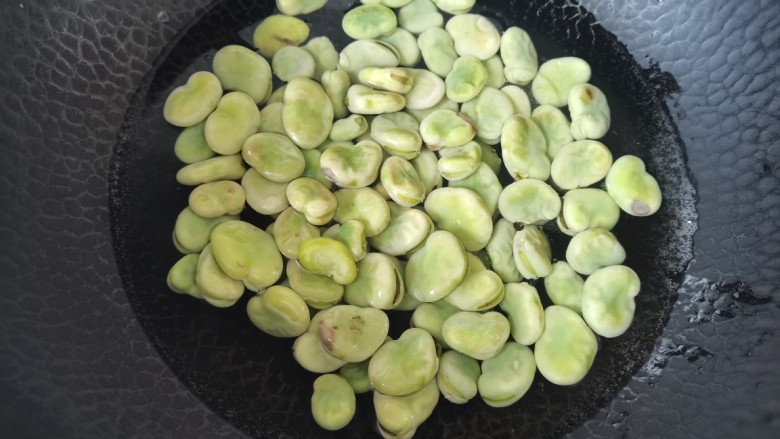 蚕豆炒饭,锅里水开加入少许盐几滴油,放入蚕豆,土豆焯水八分熟捞出沥水