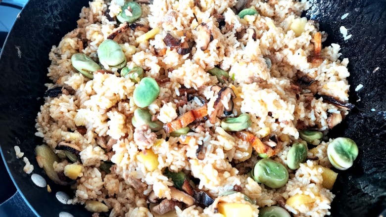 蚕豆炒饭,加入<a style='color:red;display:inline-block;' href='/shicai/ 756'>鸡精</a>,葱花炒至入味即可