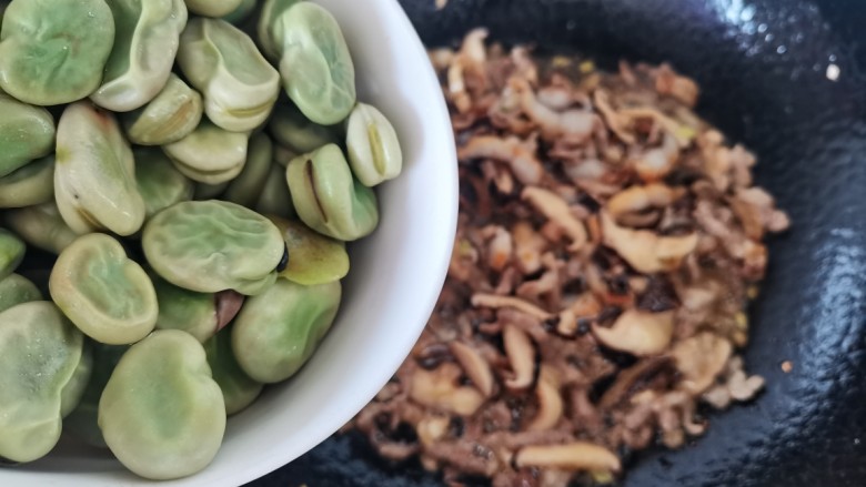 蚕豆炒饭,倒入蚕豆,土豆炒匀