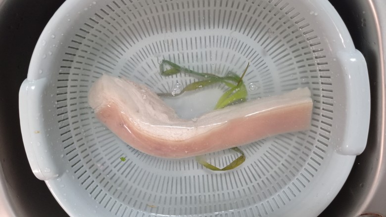 家常炒肉片,捞出过凉水,清洗干净
