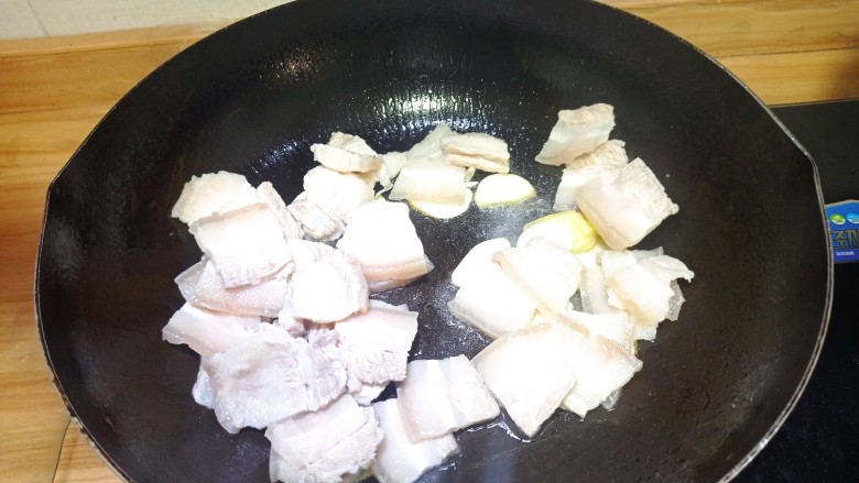 家常炒肉片,放入生姜蒜片爆香,随后倒入五花肉翻炒