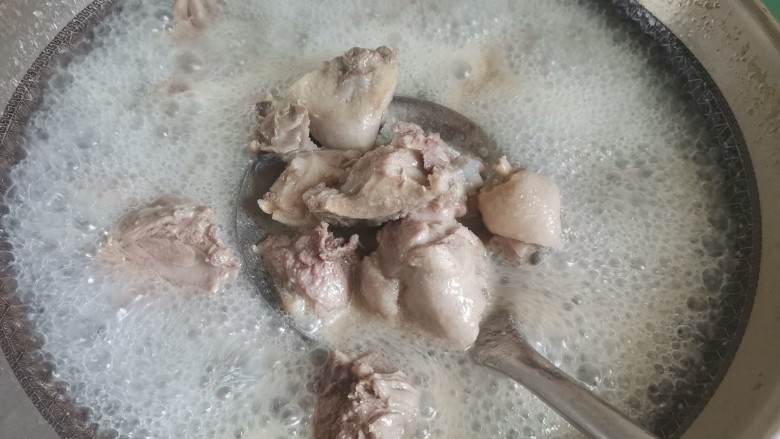 土豆焖鸭,煮出血沫后捞出,清洗干净控干水分备用