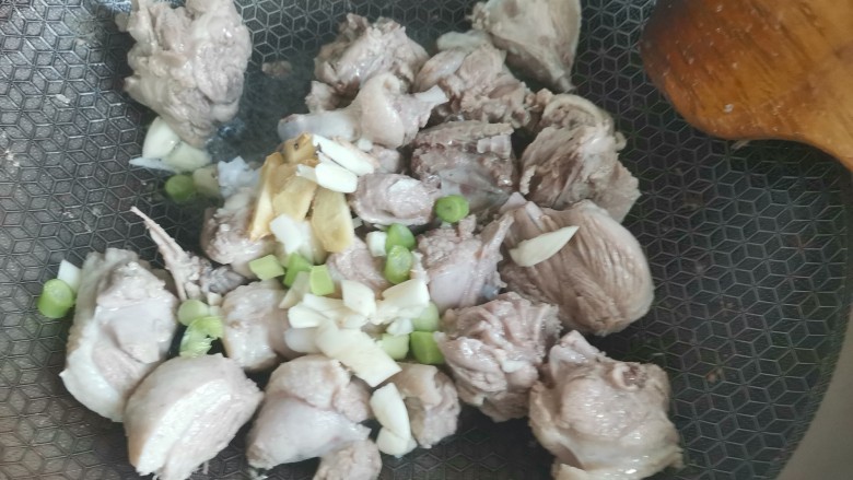 土豆焖鸭,锅烧油下入鸭肉煸炒至表面金黄微焦下入葱姜蒜,炒出香味