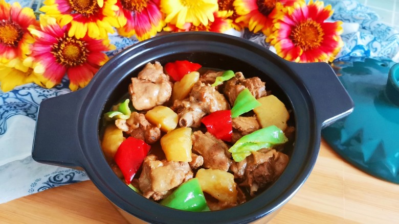 土豆焖鸭,盛入碗中,土豆焖鸭就做好了