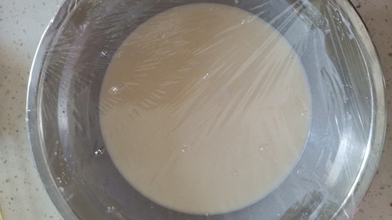 芒果檽米糍,封上保鲜膜,扎几个小孔,锅里提前烧开水,水开上锅蒸20分钟