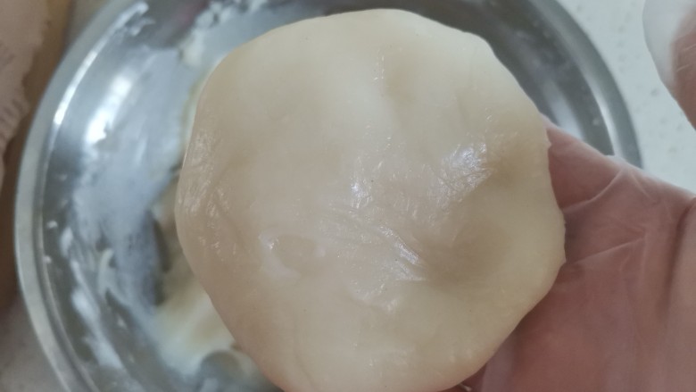 芒果檽米糍,戴手套,用手揪一块捏成饼状