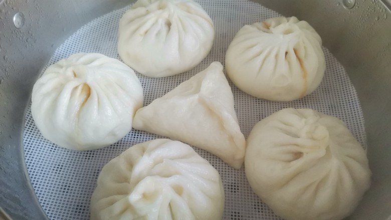 洋葱肉包,锅里烧开水水开上锅蒸20分钟,闷五分钟取出来
