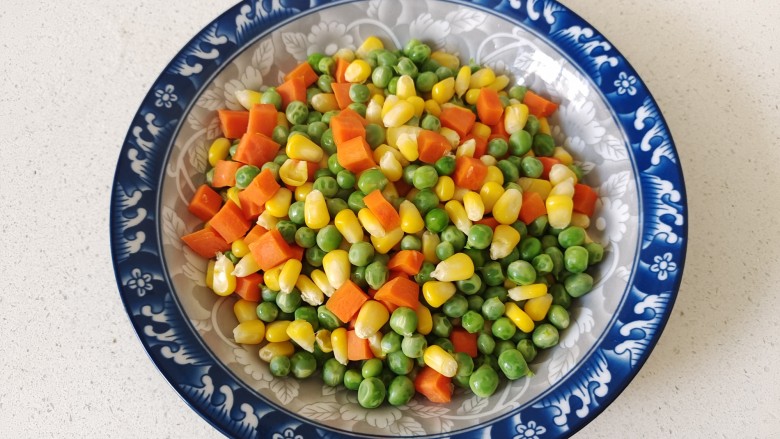 豌豆炒胡萝卜,焯水好的食材控干水分,捞出装入盘中