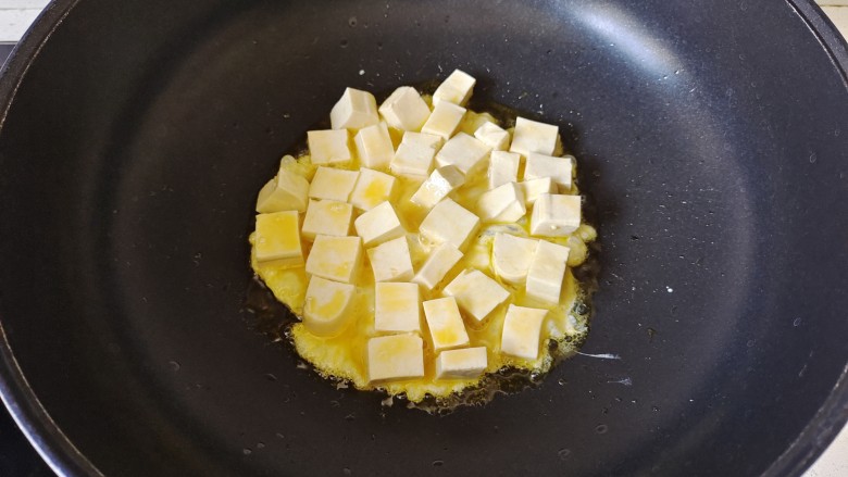 韭菜豆腐,锅中加入适量花生油烧热,放入豆腐煎
