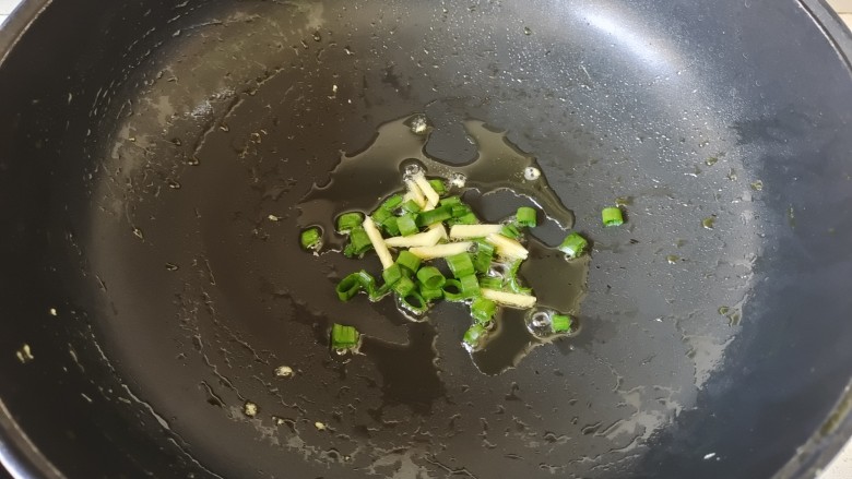 韭菜豆腐,锅中加入适量少许油烧热,放入葱姜爆香