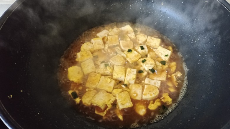 韭菜豆腐,倒入煎至,焖煮至料汁收干