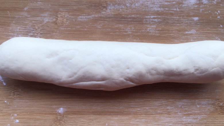 洋葱肉包,取出面团,撒些手粉,把面团揉均匀。