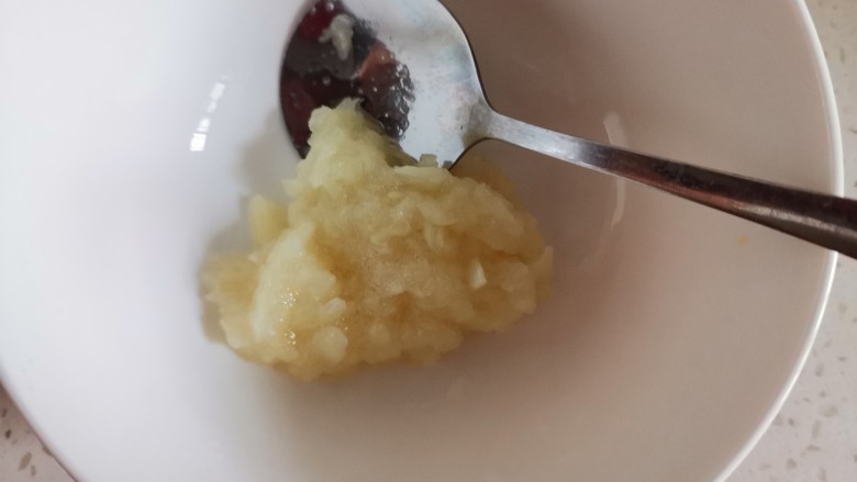 黄瓜茄子,蒜洗干净,捣成蒜泥