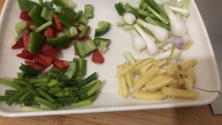 土豆焖鸭,青红椒、姜葱切好，葱白叶分开